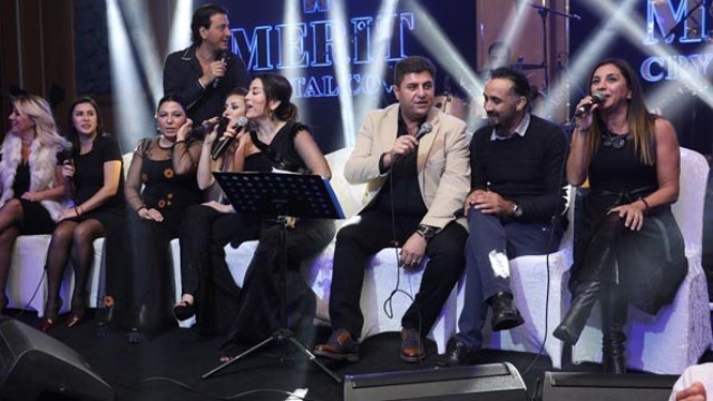 Sahnede konuklarından koro kurdu