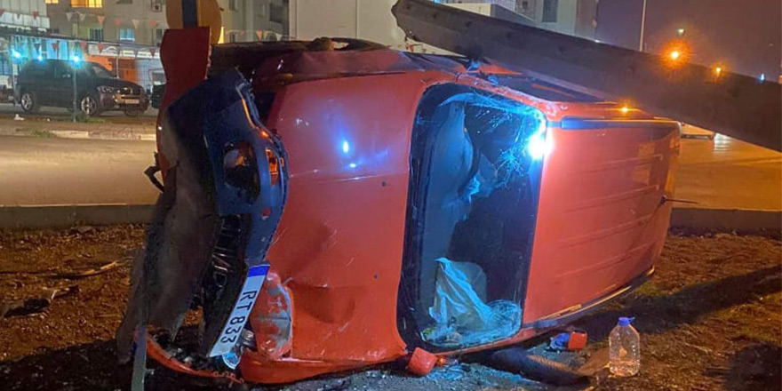 Kaza yapan araç yan yattı