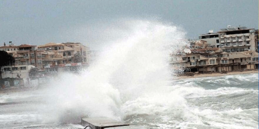 Lodos fırtınası, Çanakkale’de deniz ulaşımını aksatıyor