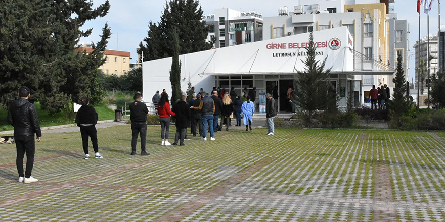 Girne'de aşı ve PCR testine yoğun ilgi olmasına rağmen düzen vardı