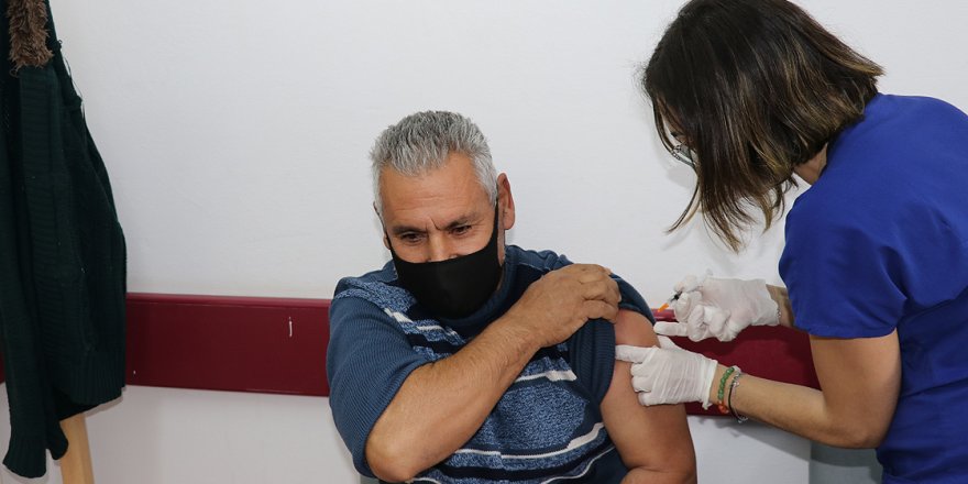 "Nisan'a kadar 300 bin kişiyi aşılamayı hedefliyoruz"