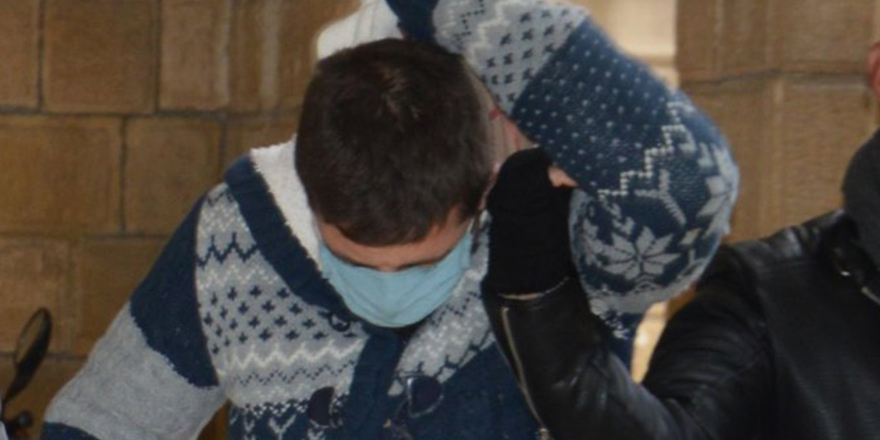 Belediye tabelasının altından uyuşturucu alırken yakalandı