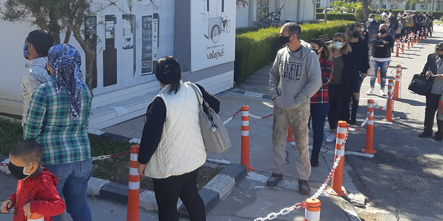 Fuar Alanı’ndaki PCR testi merkezinde yoğun kuyruklar oluştu