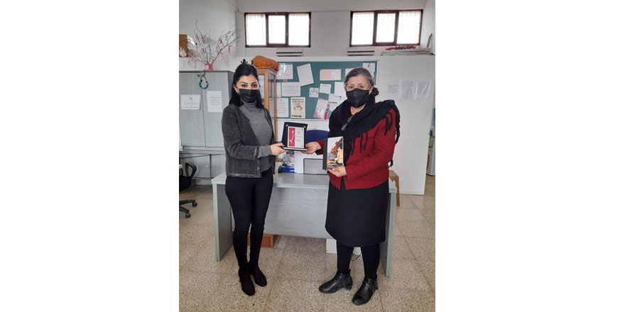 Özyanıklar, şiir kitabının tüm gelirini kanser hastalarına yardım derneği’ne bağışladı