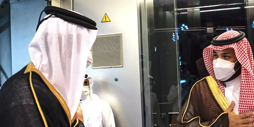 Katar Emiri Körfez krizinden sonra ilk defa Suudi Arabistan’da