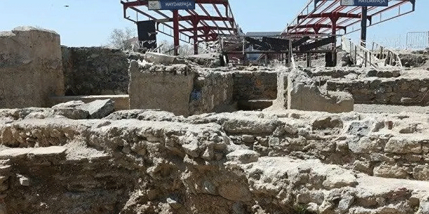 Haydarpaşa Garı'ndaki kazılarda 2 bin 400 yıllık anıt bulundu