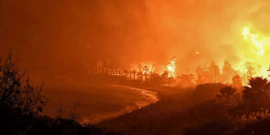 Yunanistan'da çıkan orman yangınında çok sayıda ev ve manastır hasar gördü