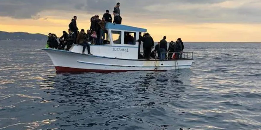 Beş gün denizde bekleyen suriyeli mülteciler Purnara'ya nakledildi