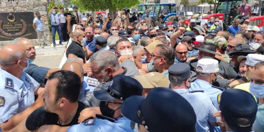 Meclis önünde arbede!