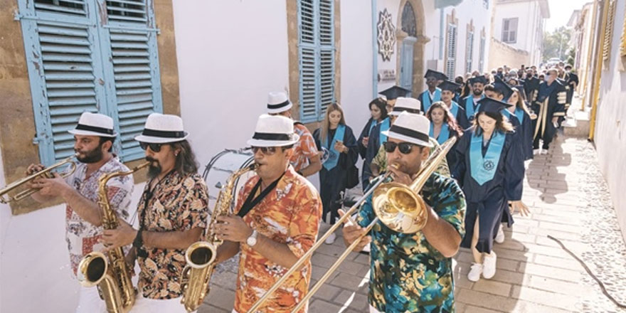 KAÜ mezunlar korteji düzenledi