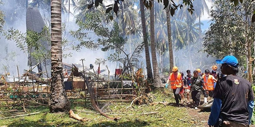 Filipinler'de düşen askeri uçakta en az 45 kişi öldü
