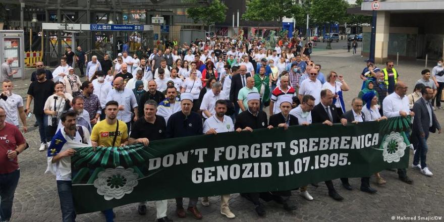 Srebrenitsa Katliamı'nın 26'ncı yıldönümü: Kurbanlar için anma töreni