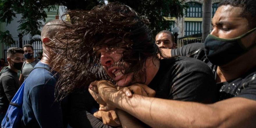 Küba'da kitlesel protesto gösterileri