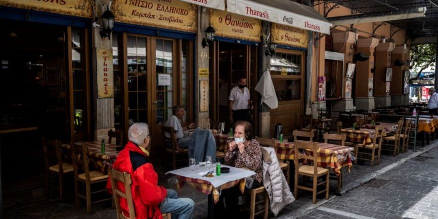Yunanistan'da Kovid-19 kısıtlamaları sadece aşı olmayanlara uygulanacak