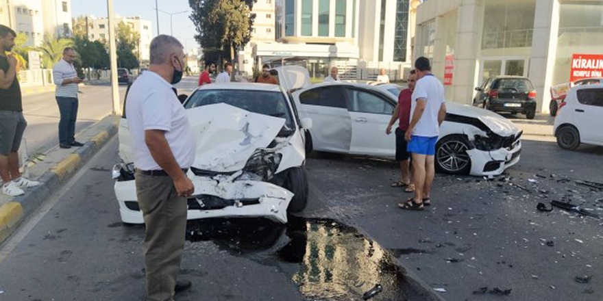 Sağlık Bakanlığı önünde feci kaza!