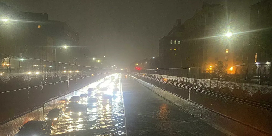 New York'ta sel: Acil durum ilan edildi, metro kullanılamıyor