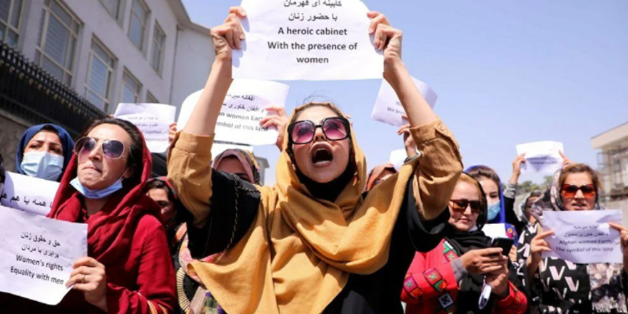 Afganistan'da protestocu kadınlar kırbaçla kovalandı