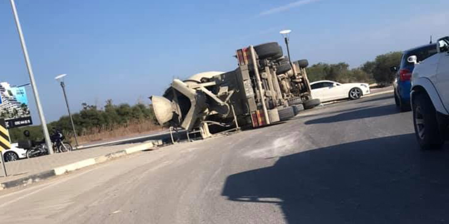 İskele'de beton mikseri devrildi