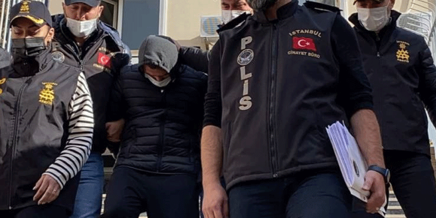 Hakimin karşısında gülüyor