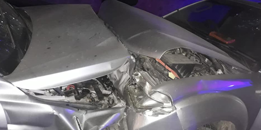 İki araç yüz yüze çarpıştı: 8 yaralı