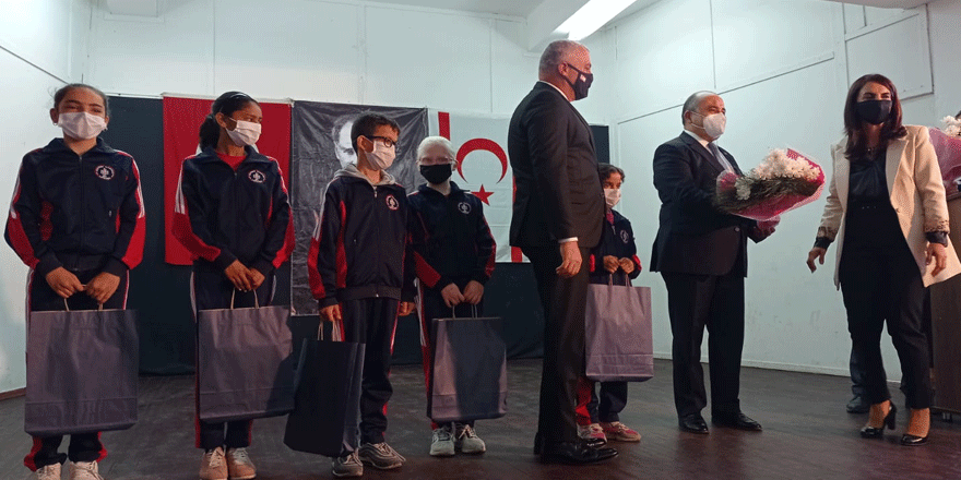 Atatürk ilkokulu’ndaki öğrencilere 40 tablet dağıtıldı