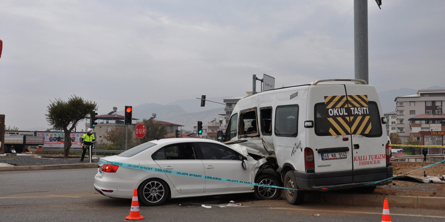 Gaziantep'te servis minibüsüyle otomobil çarpıştı: 14’ü öğrenci, 19 yaralı