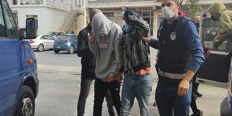 Birçok aracı açıp hırsızlık yapmışlardı: 4’ü tutuksuz, 1’i tutuklu yargılanacak