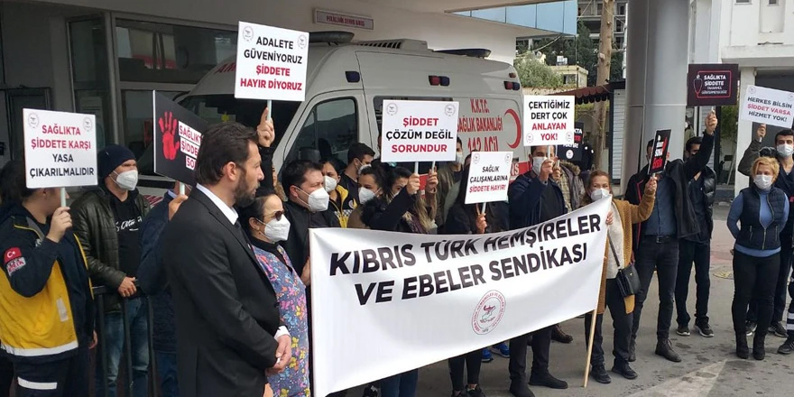 Hemşireler ve Ebeler Sendikası’ndan Girne Akçiçek Hastanesi’nde iki saatlik uyarı eylemi