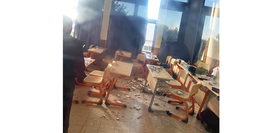 Çocuklar sınıfta iken okulun tavanı çöktü!