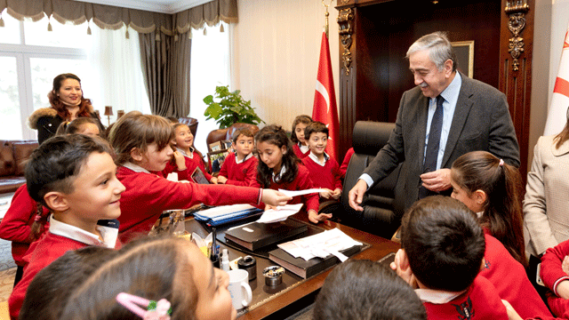 Cumhurbaşkanı Akıncı ilkokul öğrencilerini ağırladı