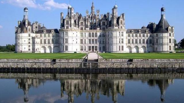 Macron'un şato kutlaması Fransa'yı karıştırdı