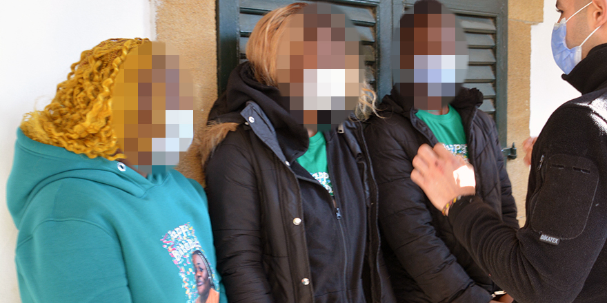 Kendilerini uyaran polis memurlarına saldırdılar