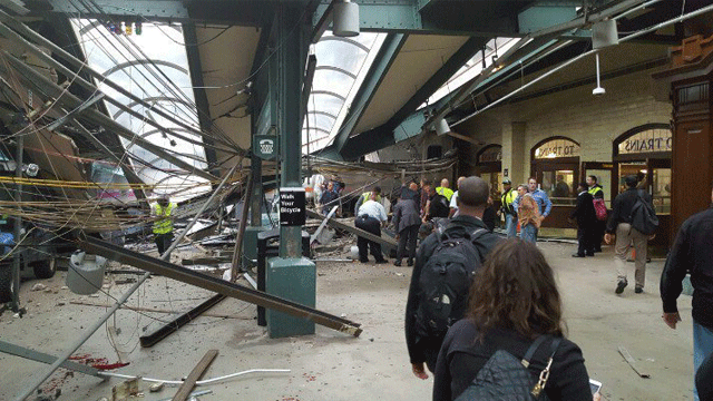 ABD'de tren kazası… Raydan çıkan tren üst geçitten karayoluna düştü: 3 ölü, 100’den fazla yaralı var