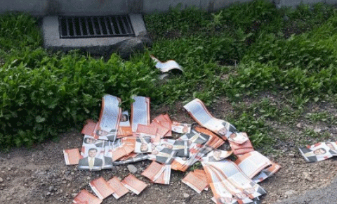 Broşür ve kartvizitler yol kenarlarında