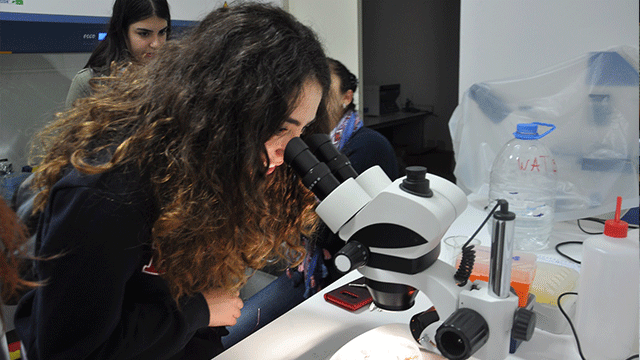 Lise öğrencileri DAÜ’de atölye çalışmalarına katıldı