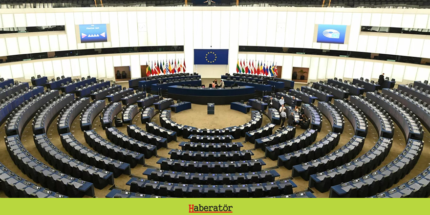 Bulgar vekil, Avrupa Parlamentosu'nda Nazi selamı verdi