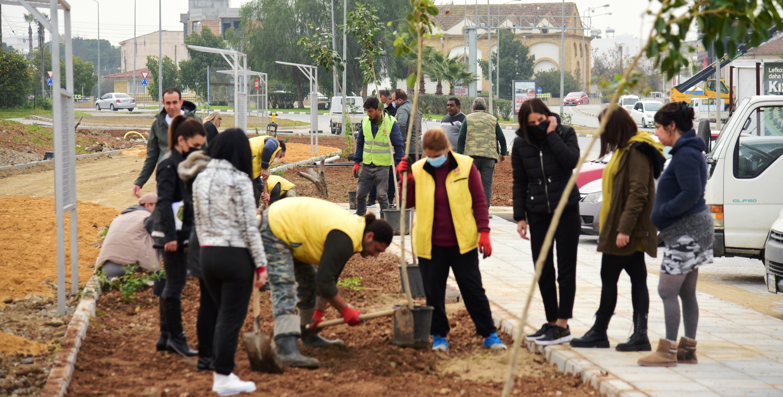 Kızılbaş parkına dönüştürülen alanda yeşillendirme çalışmaları yapılıyor