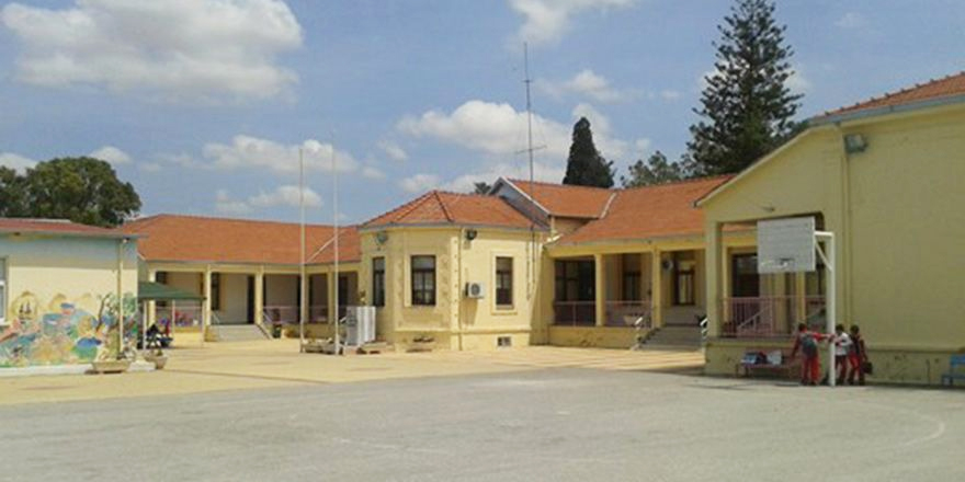 Güzelyurt Barış İlkokulu’na yıldırım düştü!