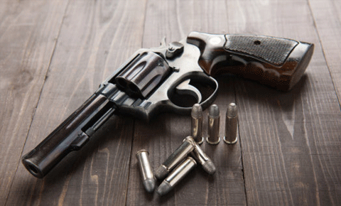 20 yaşındaki gencin arabasından silah ve mermi çıktı!