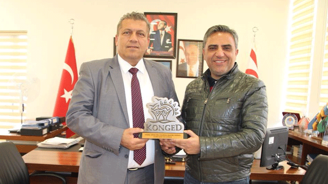 Arter’e “KONGED Ödülü” Antalya Turizm Temsilcisi Koordinatörü Münir Erer Korman tarafından takdim edildi