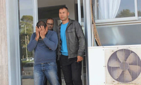 Kilidi kesip, tütünleri yakmak istedi