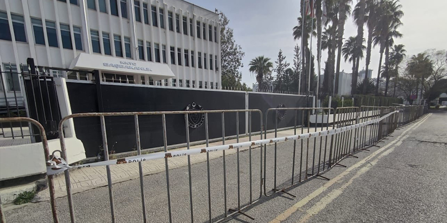 Başbakanlık önü bariyerlerle örüldü