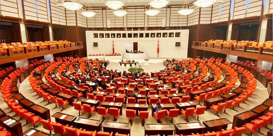 Türkiye'de seçim barajı yüzde 7'ye indirildi