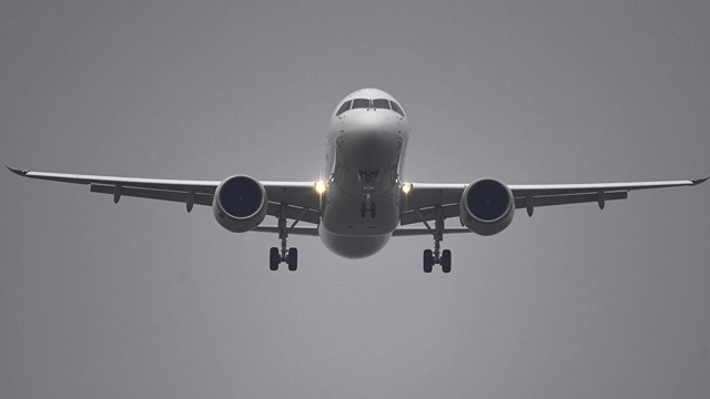 Dünyanın en büyük uçağı, ilk taksi testini başarıyla tamamladı