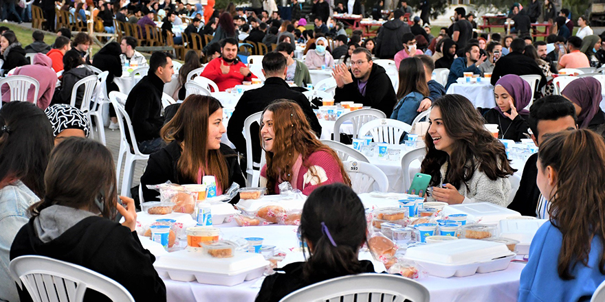 DAÜ’de öğrenciler için iftar yemeği düzenlendi