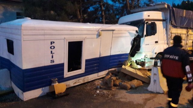 Isparta'da kamyon, polis ve jandarma kontrol noktasına çarptı: 2'si polis 3 yaralı