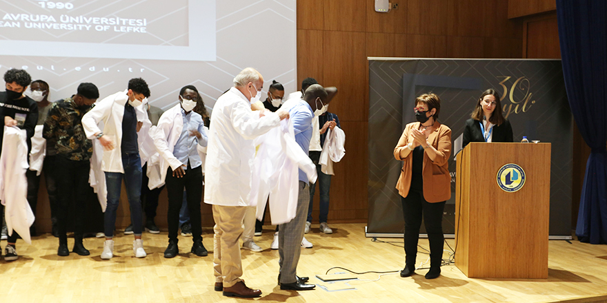 Sempozyum programında ‘Beyaz Önlük’ giyme seremonisi yer aldı 