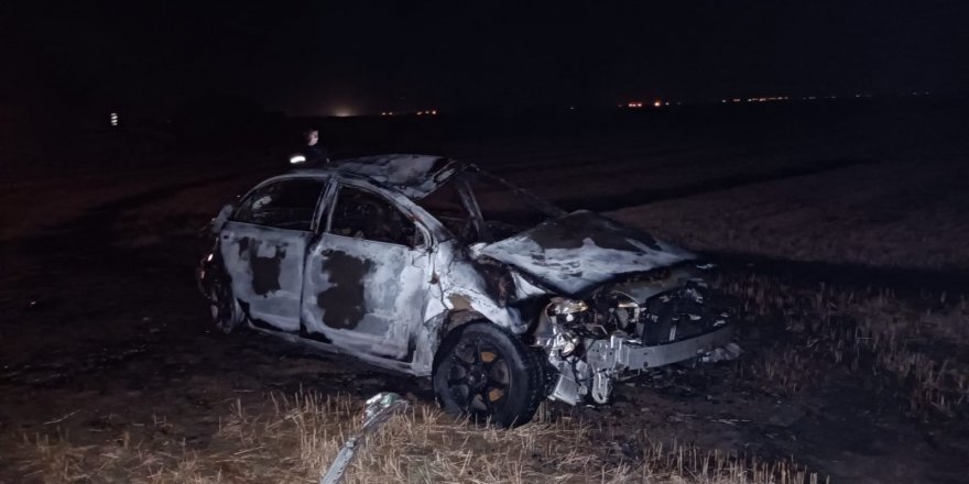 Kaldırıma çarpan araç alev aldı!