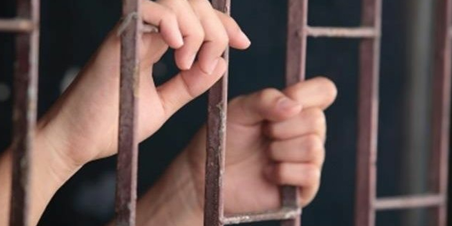 Karakolda kendini astı!