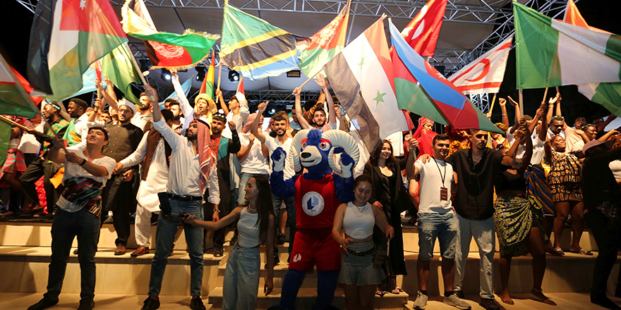 LAÜ’de ‘Uluslararası Gece’ renkli görüntülere sahne oldu